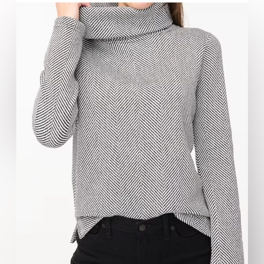 J.Crew Monochrome Herringbone Sweater size medium
Long sleeve funnelneck
